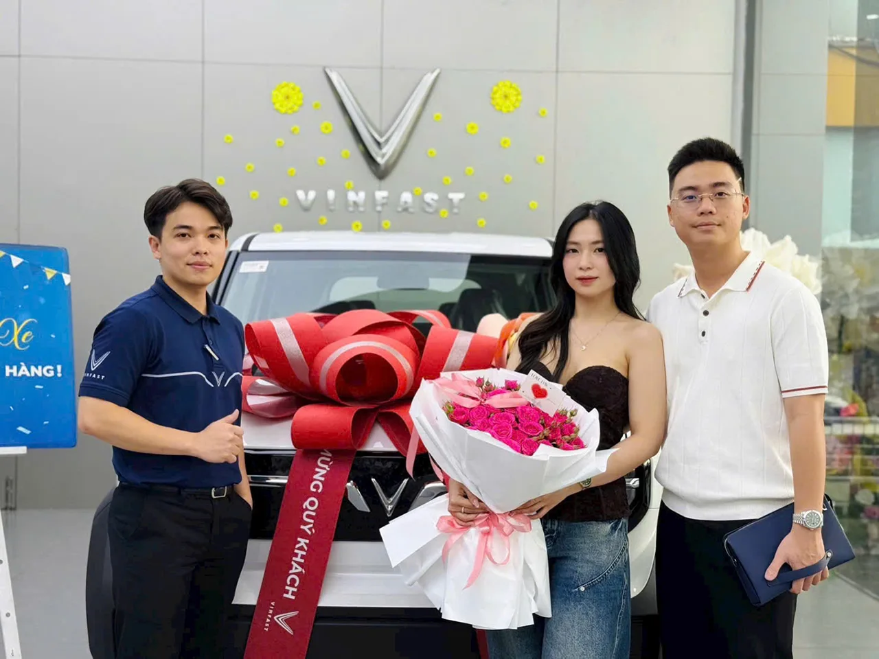 Trần Thanh Tâm bàn giao xe cho khách hàng