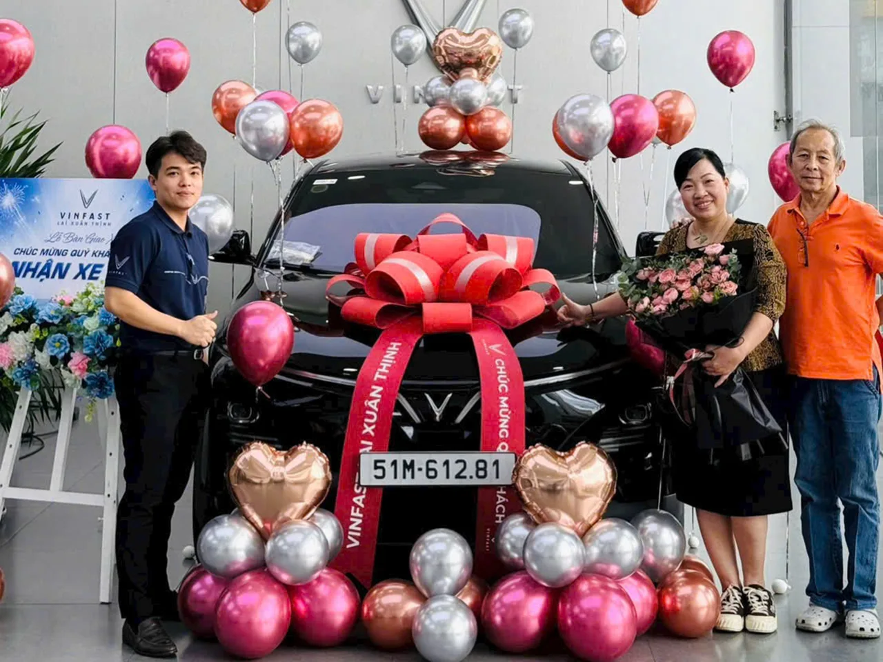 Trần Thanh Tâm bàn giao xe cho khách hàng