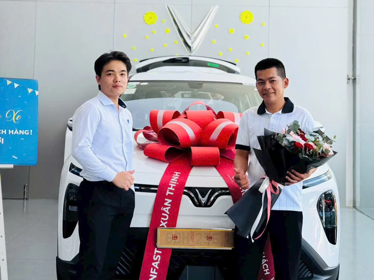 Trần Thanh Tâm bàn giao xe cho khách hàng