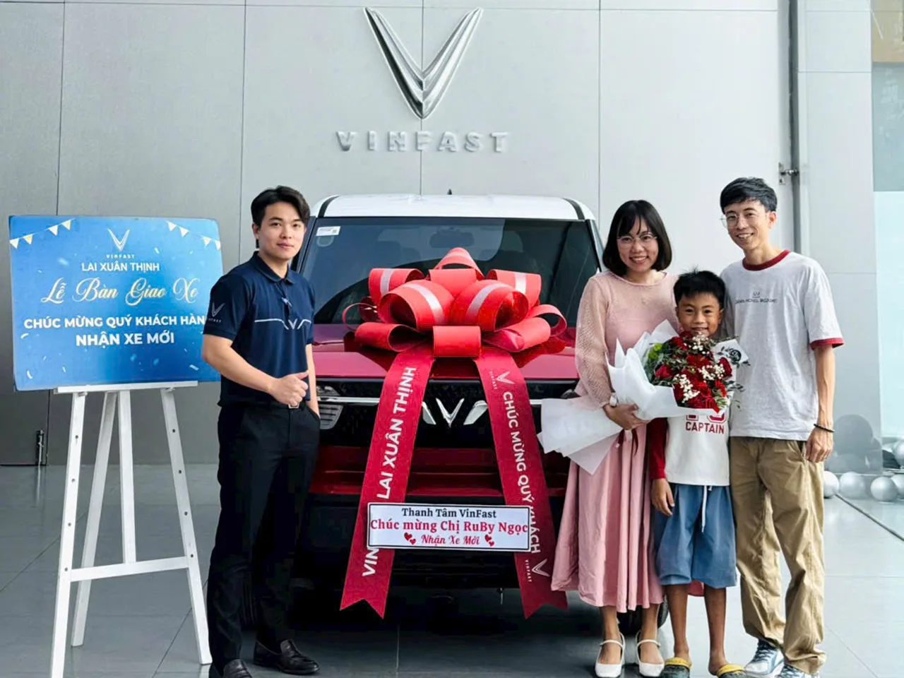 Trần Thanh Tâm bàn giao xe cho khách hàng