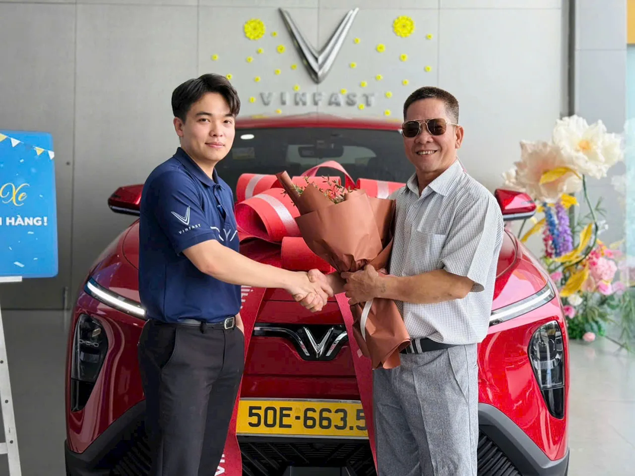 Trần Thanh Tâm bàn giao xe cho khách hàng