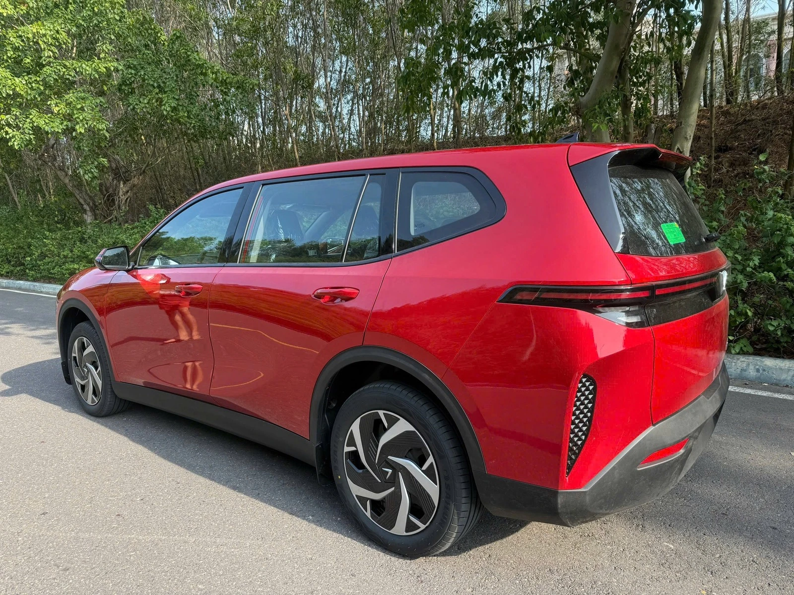 Phần đuôi xe có thiết kế khá vuông vức, tạo cảm giác vững chãi và tối ưu không gian bên trong