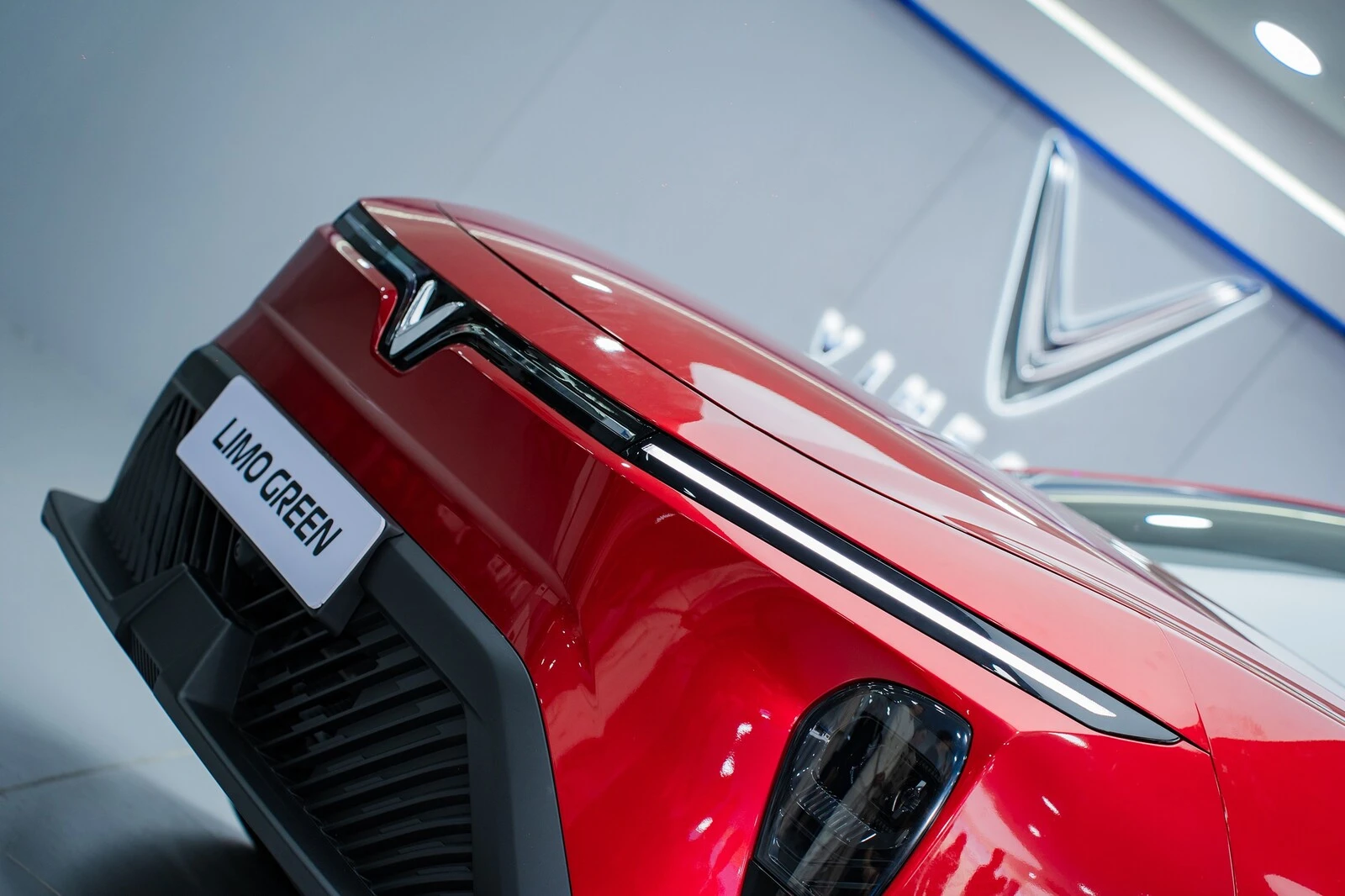 Cụm đèn pha LED được đặt thấp, cùng với dải đèn LED định vị ban ngày hình cánh chim đặc trưng của VinFast