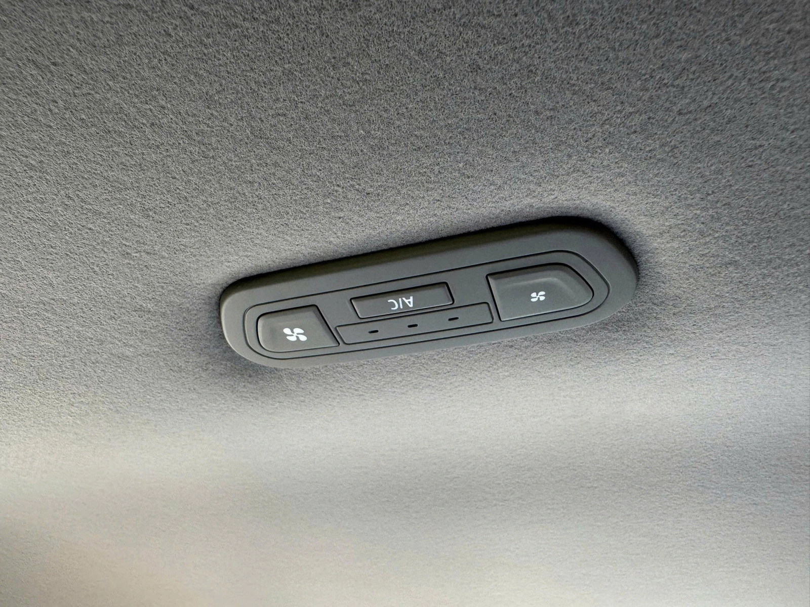 Người ngồi hàng ghế cuối có thể tự bật tắt và điều chỉnh mức gió điều hòa.