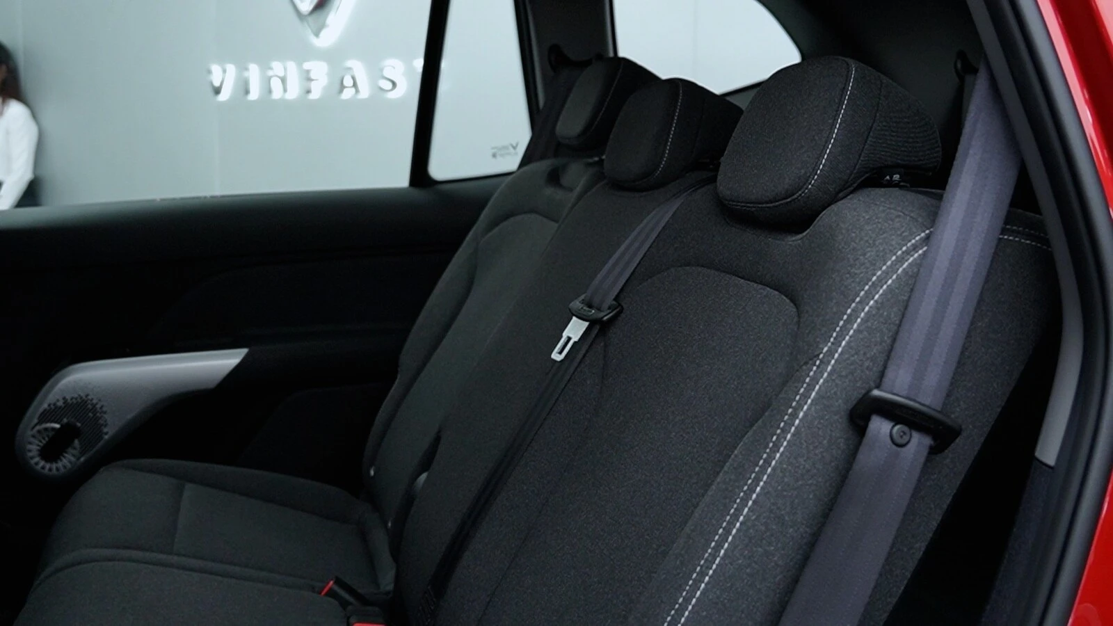 Hàng ghế thứ 2 rất rộng rãi, có thể trượt lên/xuống và gập theo tỷ lệ 60/40