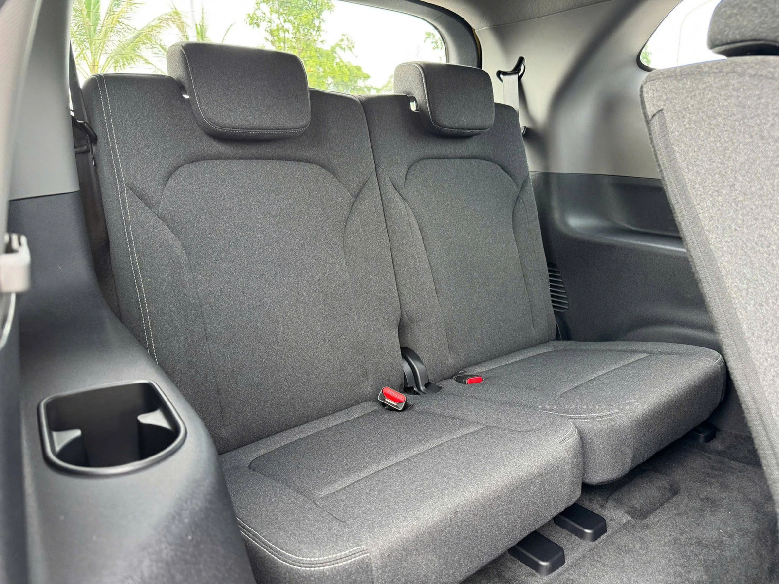 Hàng ghế thứ 3 của VinFast Limo Green được đánh giá là thực dụng và sử dụng được cho người lớn