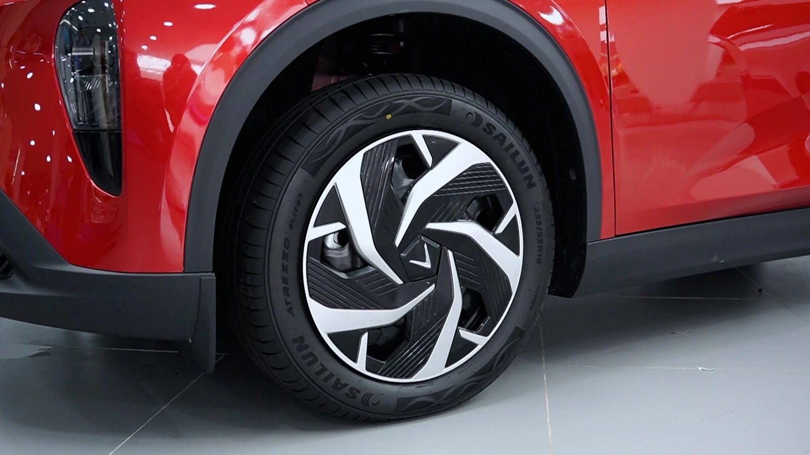 Xe được trang bị la-zăng hợp kim 18 inch, thiết kế 5 chấu mạnh mẽ