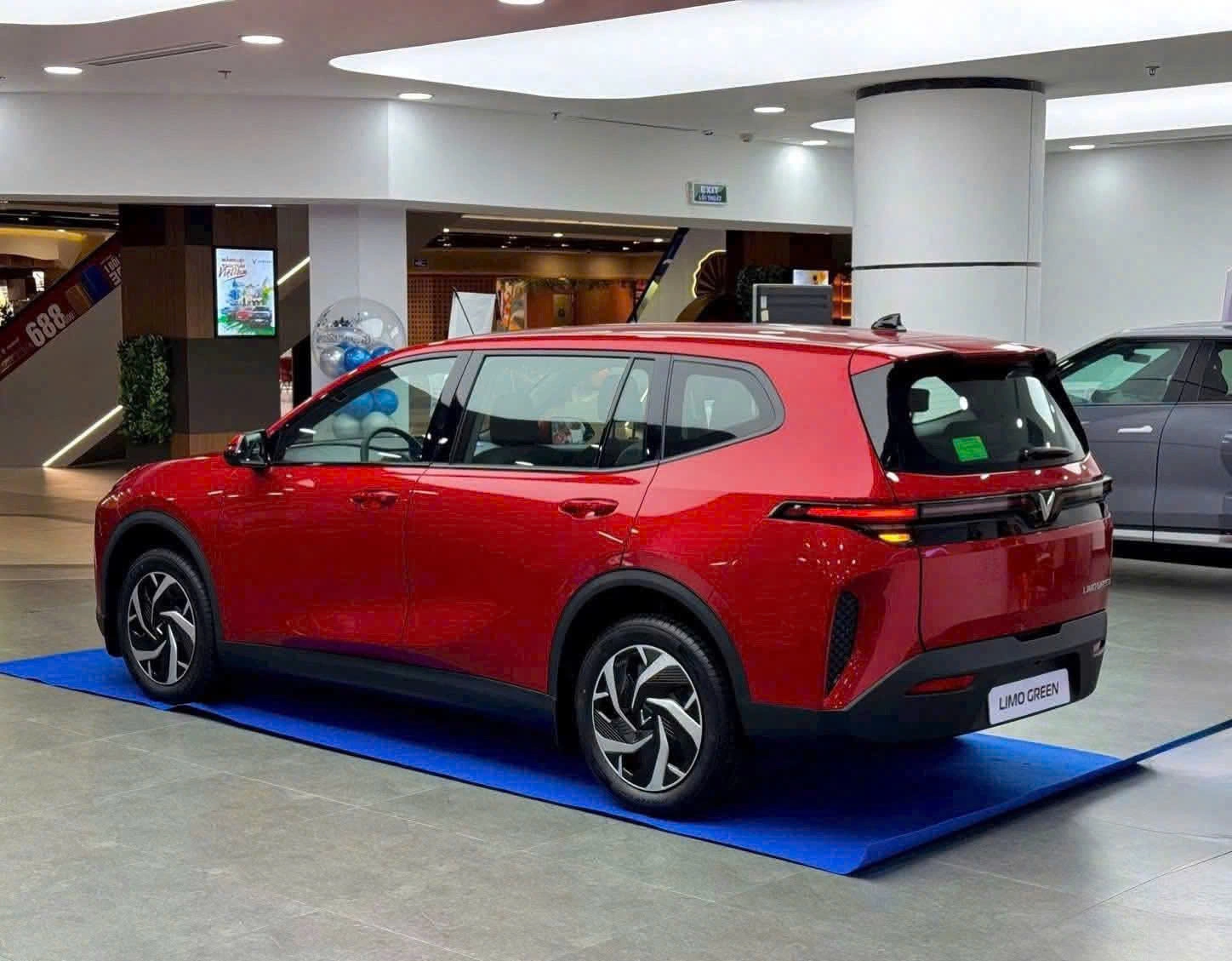 Thân xe được thiết kế mượt mà với những đường gân dập nổi nhẹ nhàng