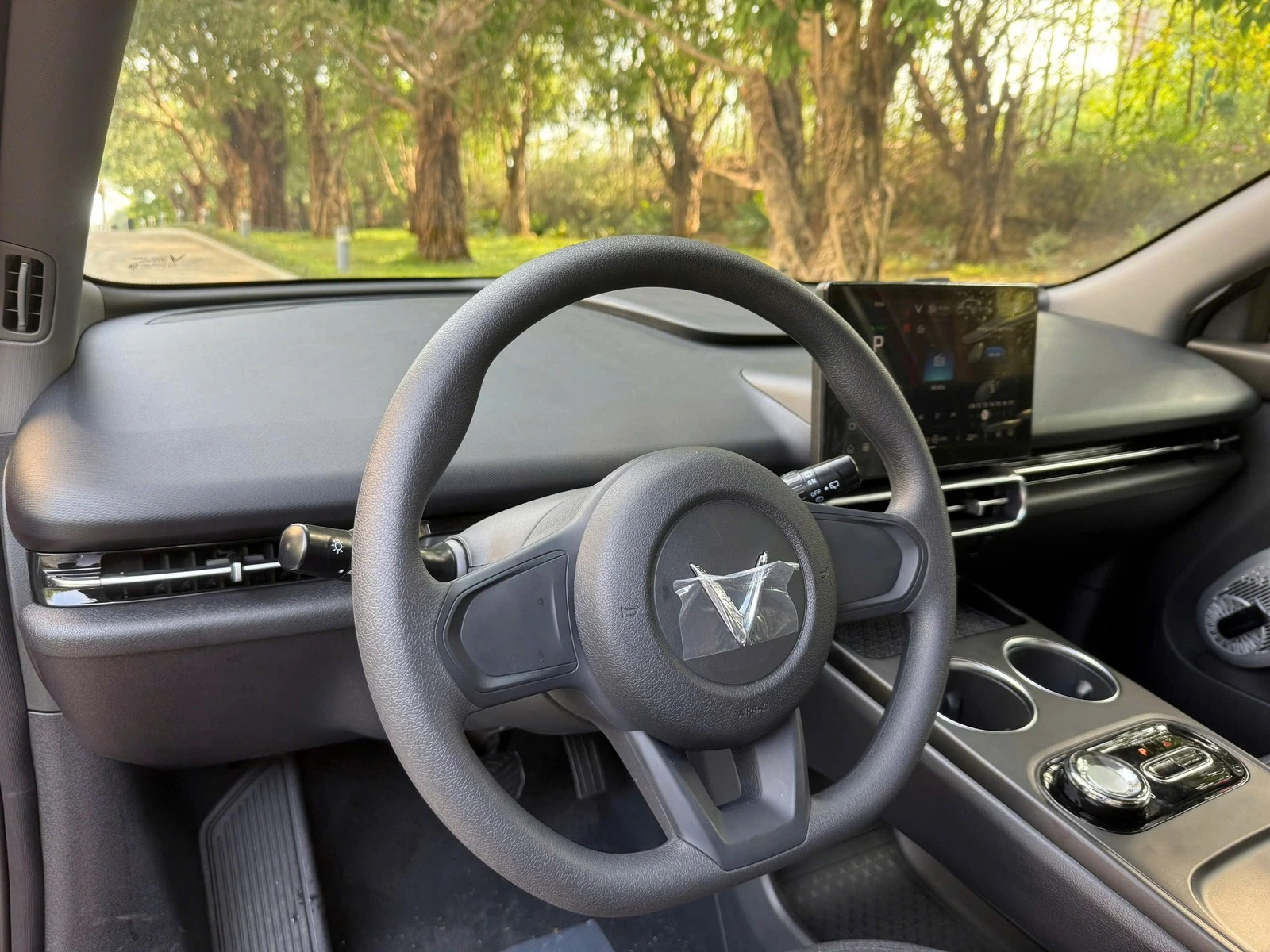 Vô-lăng D-Cut, không có các phím bấm chức năng.